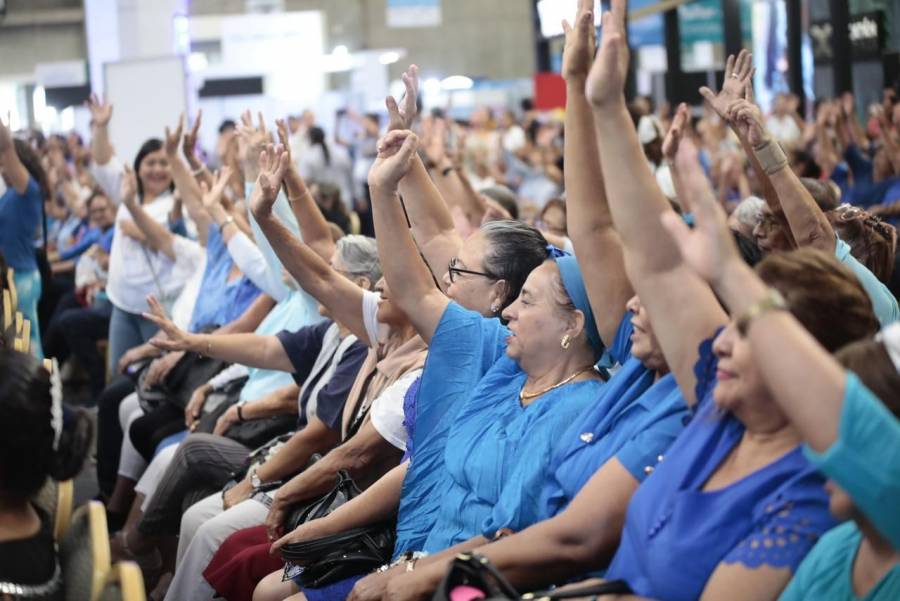 Inaugura Diego Sinhue Festival del Adulto Mayor en León