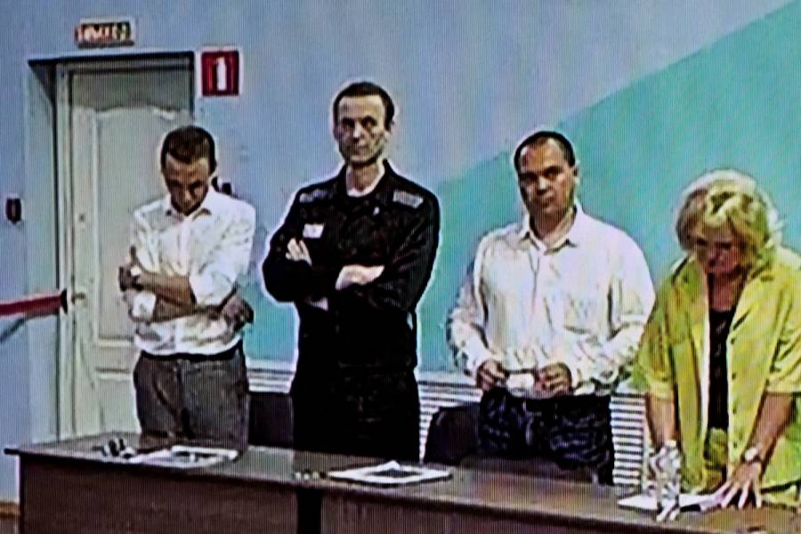 Justicia rusa condena al opositor Navalni a otros 19 años de cárcel