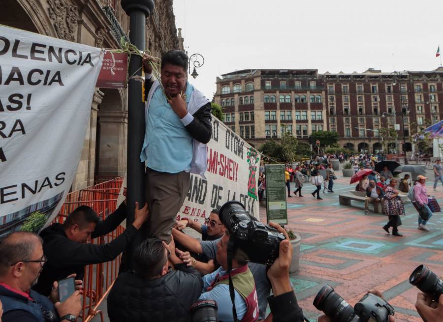 Otomiés intentan prenderse fuego para participar en feria indígena en el Zócalo