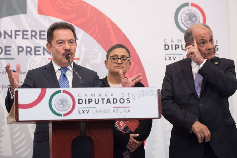 Críticas a los libros de texto son impulsadas por los conservadores: Mier