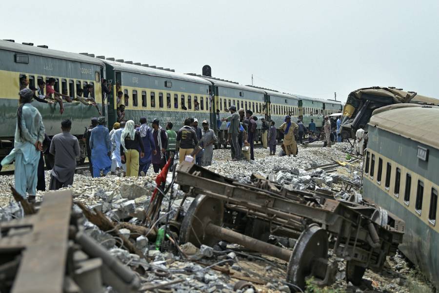 Pakistán investiga descarrilamiento de tren que dejó al menos 34 muertos