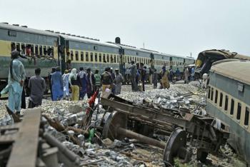 Pakist&aacute;n investiga descarrilamiento de tren que dej&oacute; al menos 34 muertos