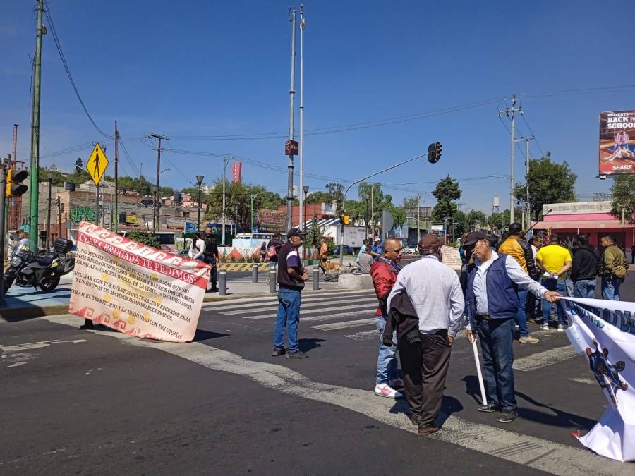 Manifestantes de la zona Sur, bloquean el cruce de Rojo Gómez y la Calzada Ermita Iztapalapa