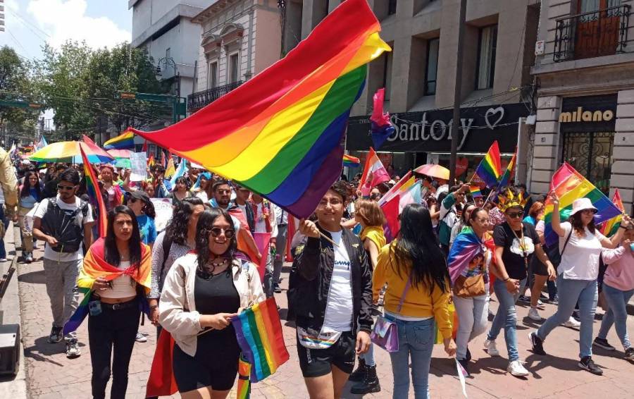 Decenas de miembros de la comunidad LGBTQI marchan en Toluca por sus derechos