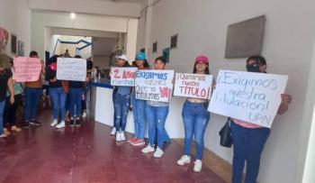 Estudiantes de pedagogía en Veracruz exigen titulación: Protesta por rezago