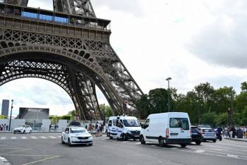 Polic&iacute;a evac&uacute;a la Torre Eiffel por amenaza de bomba