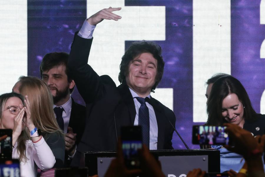 Peso argentino se devalúa por triunfo de Javier Milei en elecciones primarias