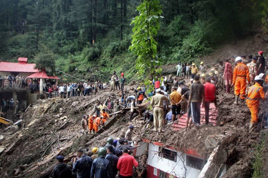 Suben a 49 los muertos por deslaves e inundaciones en India