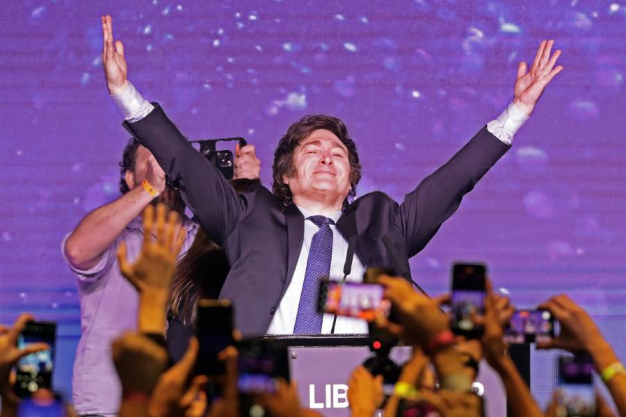 El ultraliberal Milei da la sorpresa y es el más votado en las primarias de Argentina
