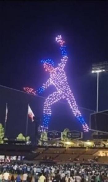 Homenaje creativo: Fernando Valenzuela, leyenda del béisbol, inmortalizado con drones