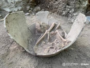 El INAH descubre una osamenta humana ataviada con un anillo de jade, en la Zona Arqueol&oacute;gica El Tigre