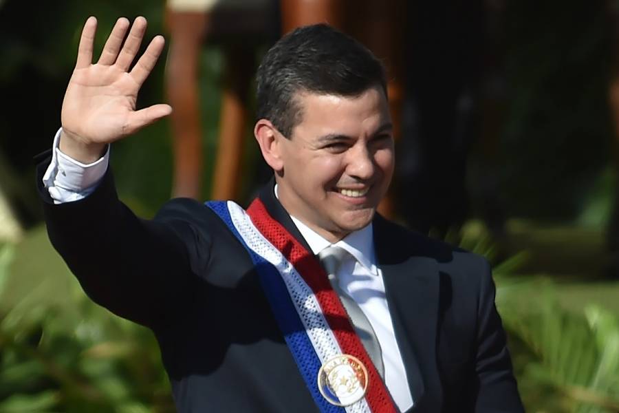 Santiago Peña asume la presidencia de Paraguay y promete trabajar por la prosperidad del país