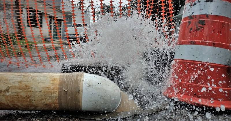 Vecinos buscan sanciones por robo de agua en Ecatepec