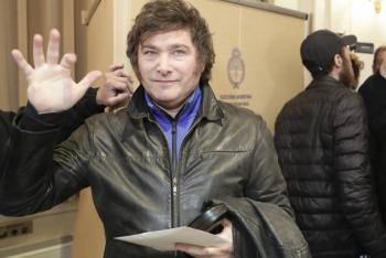 Javier Milei entra en contacto con el FMI tras victoria en las elecciones primarias en Argentina