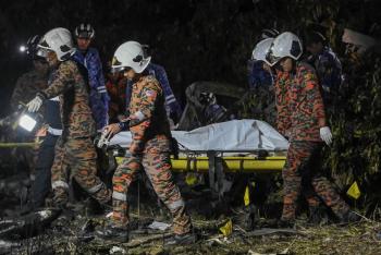 Diez personas mueren al estrellarse una avioneta en una calle en Malasia