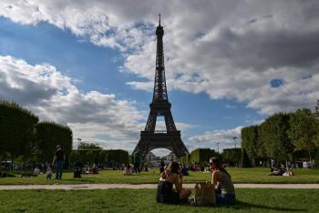 Un hombre salta en paracaídas desde la Torre Eiffel antes de ser detenido