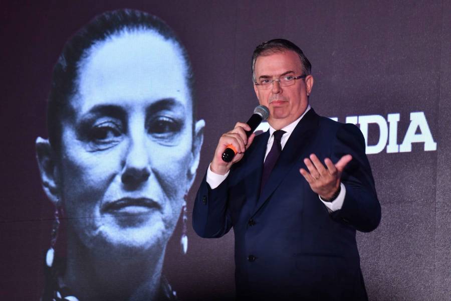 “¿Por qué borras mi barda?”: Ebrard atestigua como borran su imagen por la de Sheinbaum