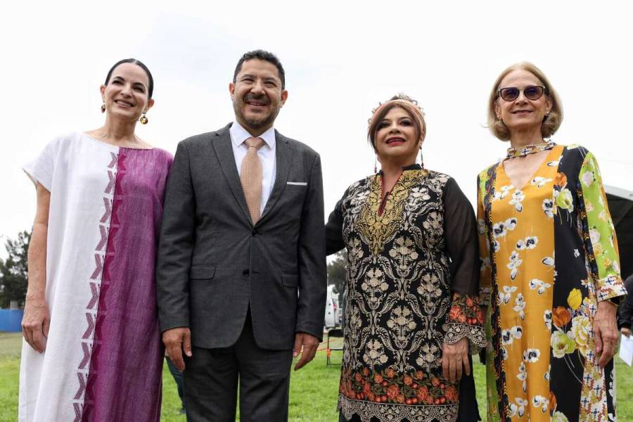 Asiste Martí Batres a entrega del programa Mercomuna en Iztapalapa