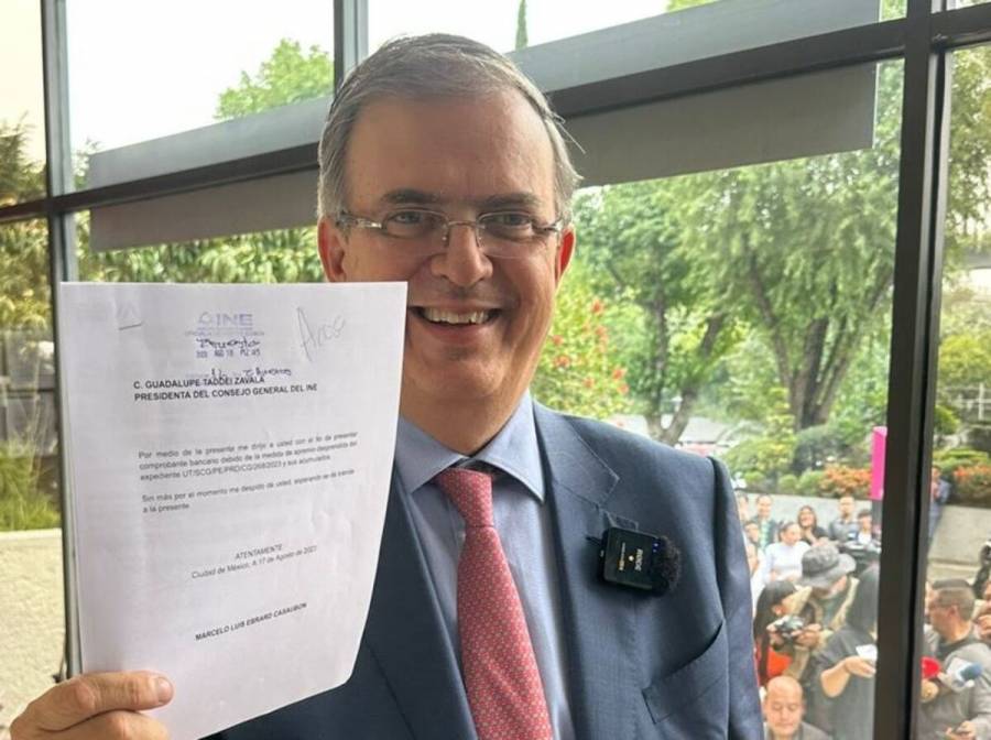 Marcelo Ebrard seguirá con Morena pese a disputa por encuestadoras