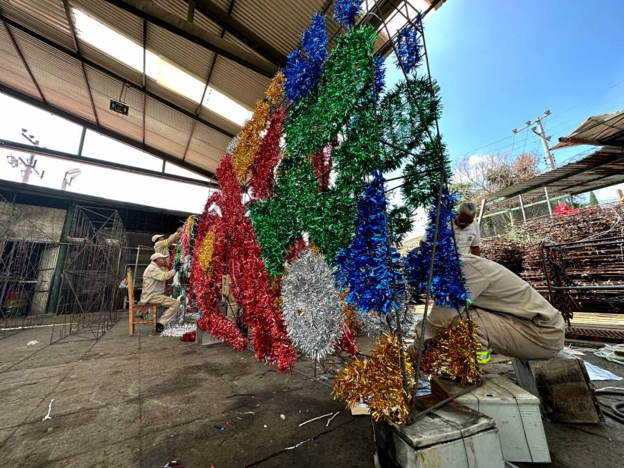 Preparan alumbrado que adornará el Zócalo por festejo del Día de la Independencia