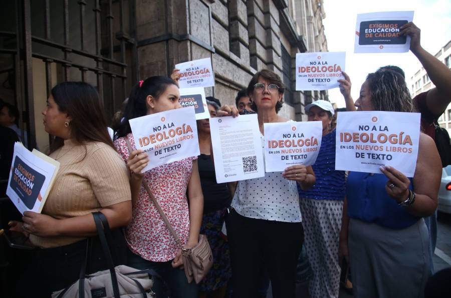 Organizaciones clausuran la entrada del Palacio de Gobierno de Hermosillo por los nuevos libros de texto de la SEP