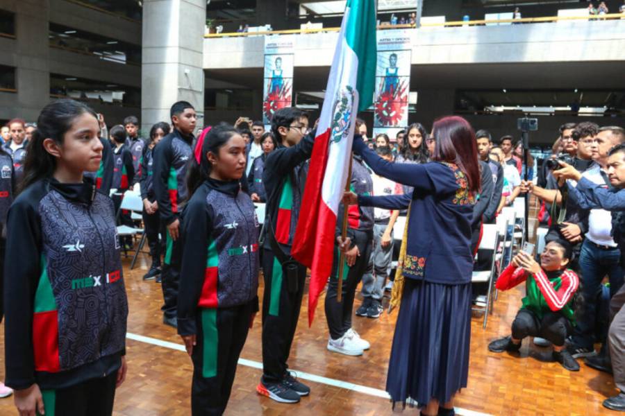 Leticia Ramírez abandera a selección mexicana que participará en Juegos Mundiales Escolares