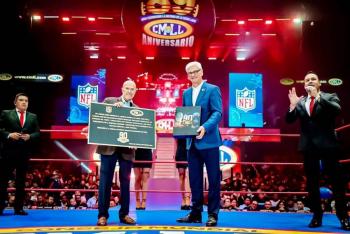 NFL M&eacute;xico entrega placa conmemorativa por 90 Aniversario del CMLL