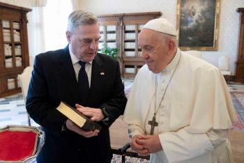 El papa se re&uacute;ne con jefe del Estado Mayor de EEUU para hablar de Ucrania