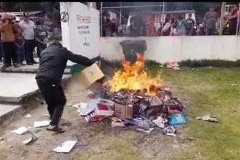 Comunidad indígena quema nuevos libros de texto en San Cristóbal de las Casas