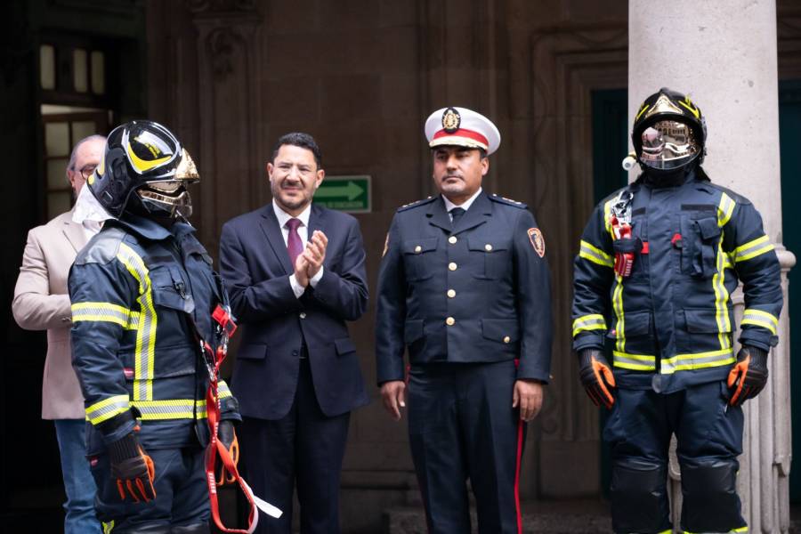 Celebra Mart&iacute; Batres el D&iacute;a de las y los Bomberos con entrega de nuevos equipos de protecci&oacute;n