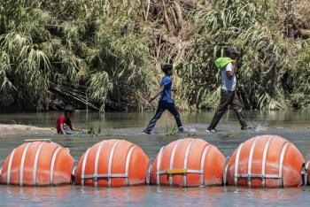 Texas mueve la polémica barrera de boyas al lado estadounidense del río Bravo