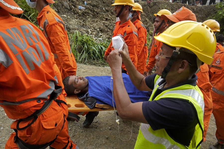 Al menos 22 muertos en India al derrumbarse un puente ferroviario en construcción