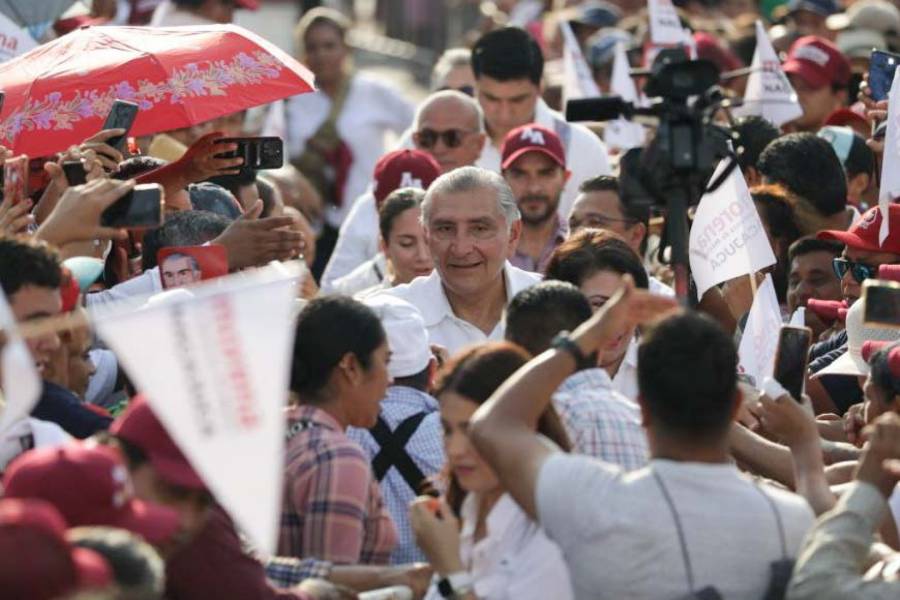 VIDEO | Adán Augusto en controversia por propiciarle un codazo a personal de su equipo