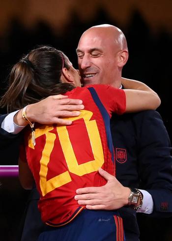 Presidente de Federaci&oacute;n Espa&ntilde;ola de F&uacute;tbol renunciar&aacute; el viernes por caso del beso forzado (medios)