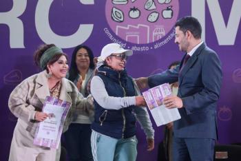 Acompa&ntilde;a Mart&iacute; Batres a habitantes de Iztapalapa en la Entrega de Apoyos del Programa MERCOMUNA