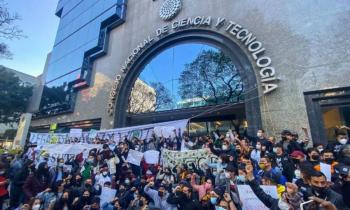 Estudiantes de posgrado de la UV convocan a marcha por la desaparici&oacute;n de las becas del Conacyt
