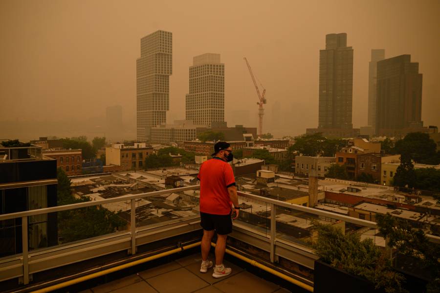 Otra ciudad de Canadá forzada a evacuar por los incendios