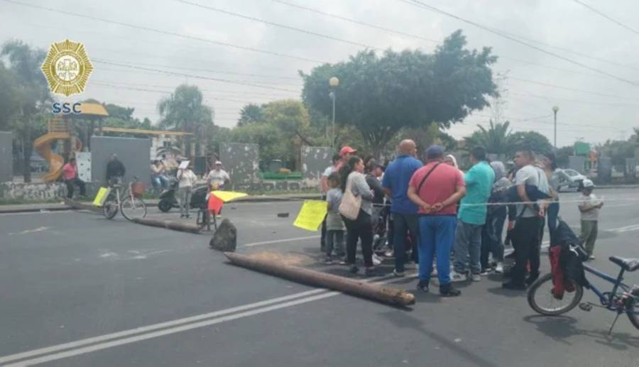 Padres de familia protestan por áreas verdes en escuela primaria Fray Martín Valencia