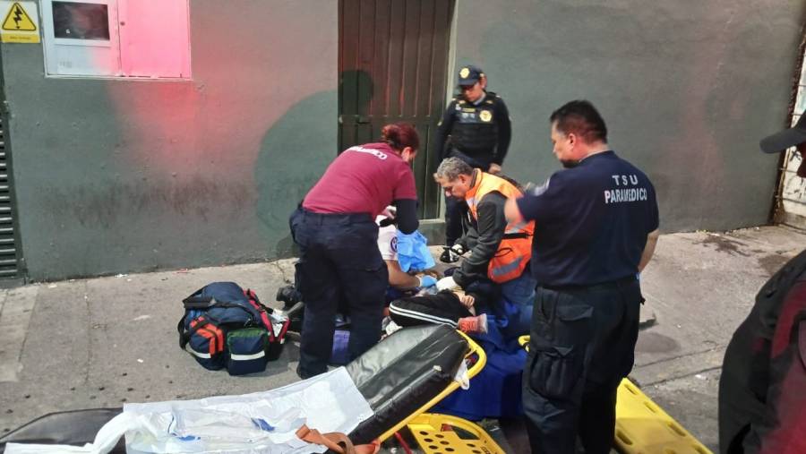 Mujer da a luz a las afueras del Metro Guelatao