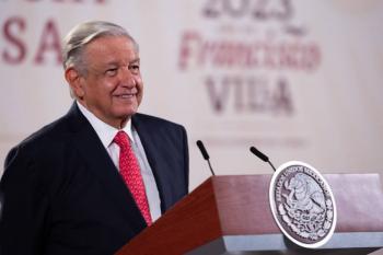 AMLO cuenta que por compra de útiles escolares se le complicó entrar a Palacio el domingo