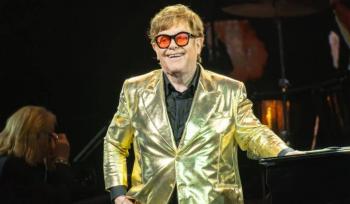 Elton John fue hospitalizado por una caída