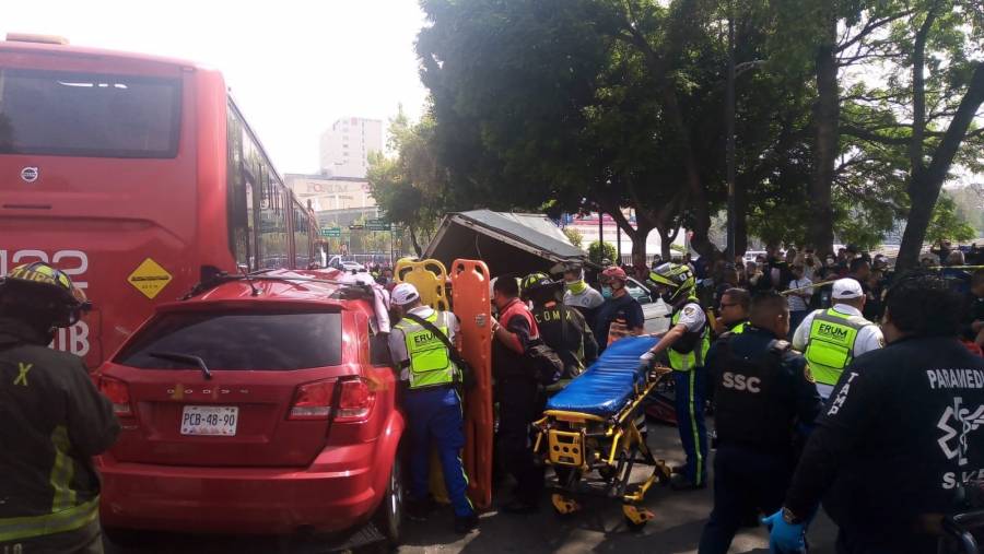 Mujer fue atropellada por un autobús de Metrobús en la CDMX