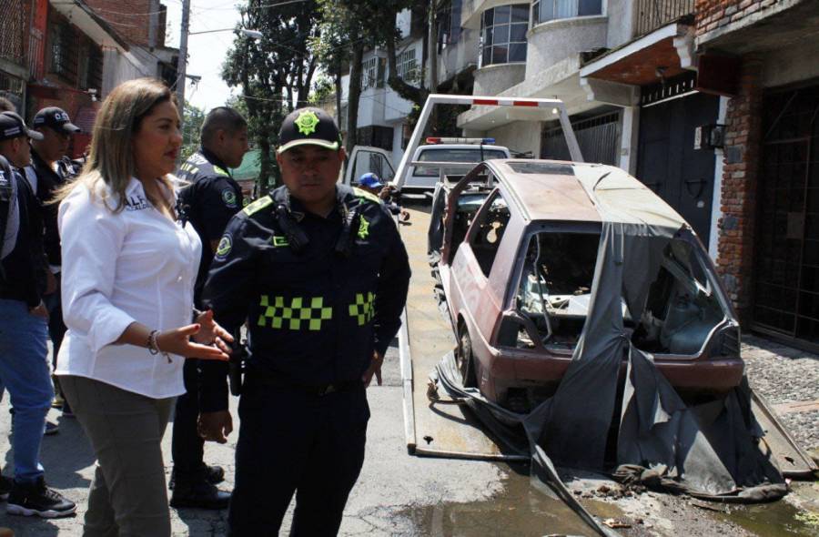 Encabeza Alfa González retiro de autos chatarra en calles de Tlalpan