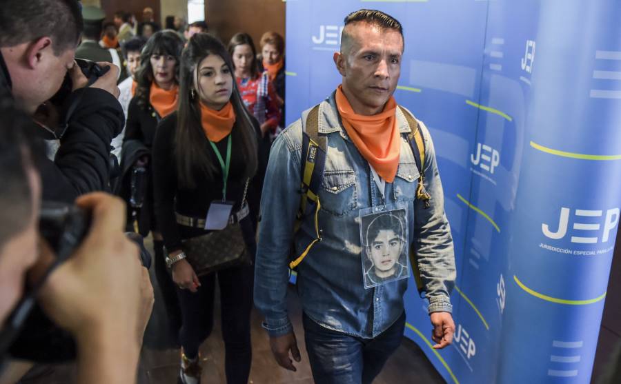 Tribunal en Colombia imputa a exjefe del ejército por asesinatos de civiles