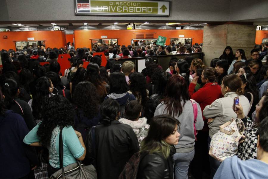 Corto circuito en el metro centro médico por un teléfono celular provoca retrasos