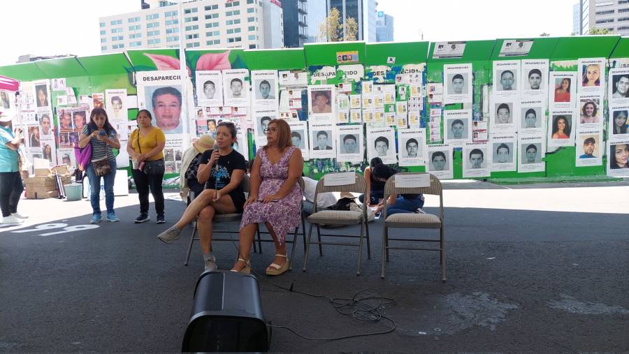 Familiares de víctimas de desaparición forzada presentan memorial en la Glorieta de los Desparecidos