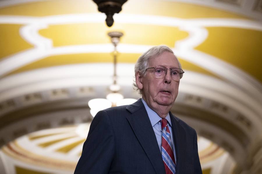 Senador republicano de EEUU, Mitch McConnell, vuelve a quedar paralizado en conferencia