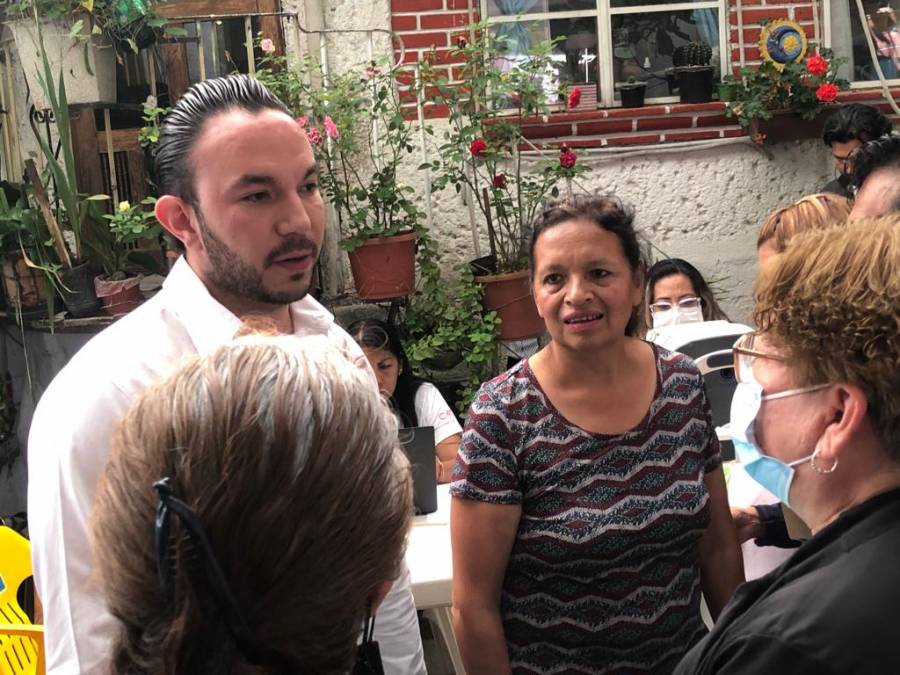 Caty Monreal y Faruk Take realizan labor social en Coyoacán