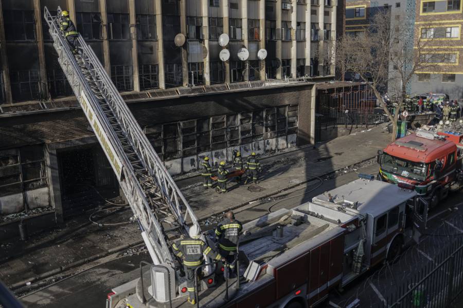 Incendio de un edificio en Johannesburgo deja al menos 73 muertos