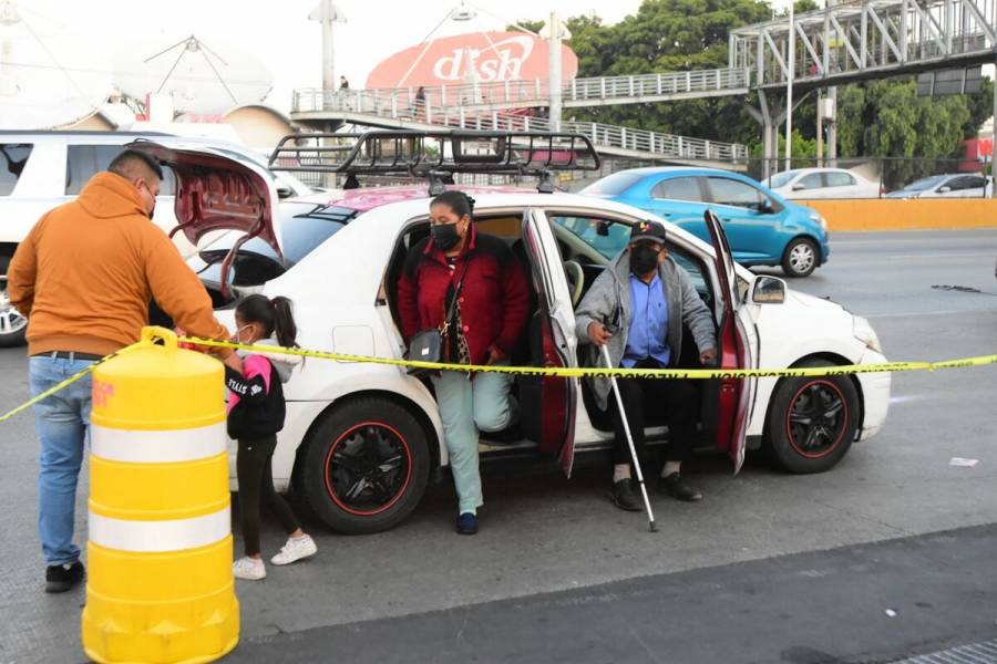 Manifestantes bloquean acceso a la terminal 1 del AICM